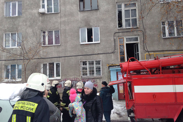 При пожаре в общежитии на улице Самолетной пострадали женщина и ребенок - Фото 2