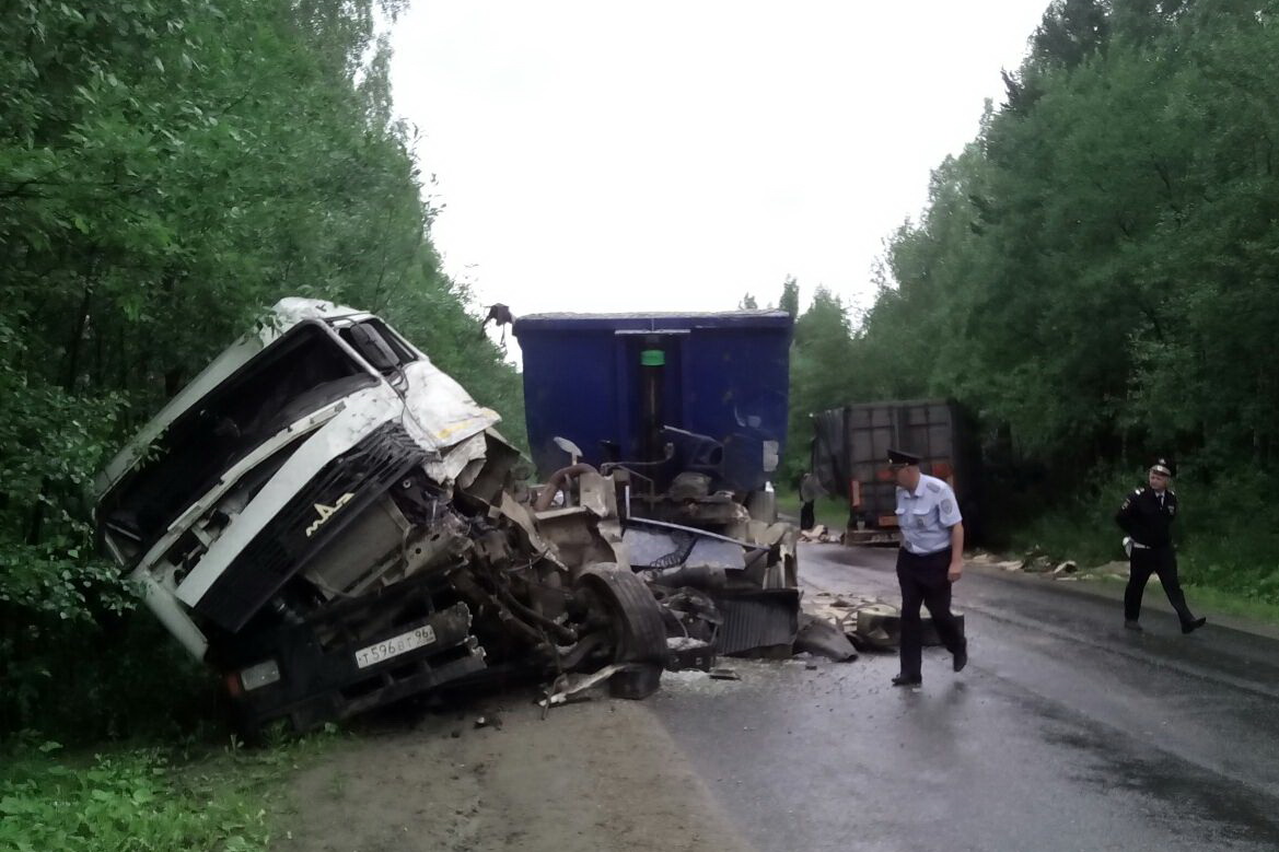 На дороге между Кировградом и Верхним Тагилом грузовик с щебнем протаранил фуру со взрывчаткой. ФОТО - Фото 3