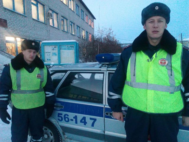 Свердловские гаишники спасли от замерзания водителя «шестерки», у которого закончился бензин и не было телефона - Фото 2