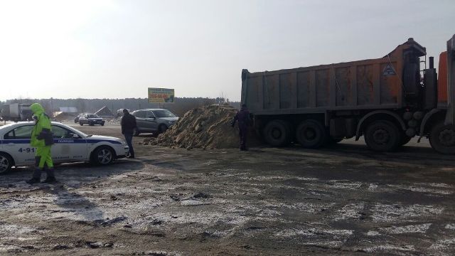 Водитель грузовика высыпал на ЕКАДе 47 тонн песка, чтобы не получить штраф за перегруз - Фото 3
