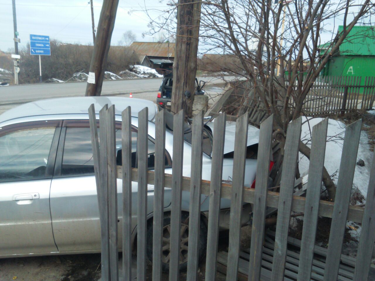 В Свердловской области пьяный лихач на «Оке» впечатал припаркованную иномарку в забор - Фото 2