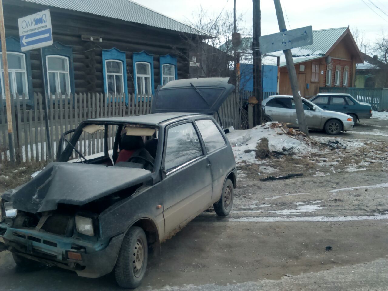 В Свердловской области пьяный лихач на «Оке» впечатал припаркованную иномарку в забор - Фото 3