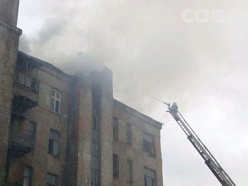 В Екатеринбурге горит шестиэтажный «элитный» корпус Городка милиции. ФОТО - Фото 2