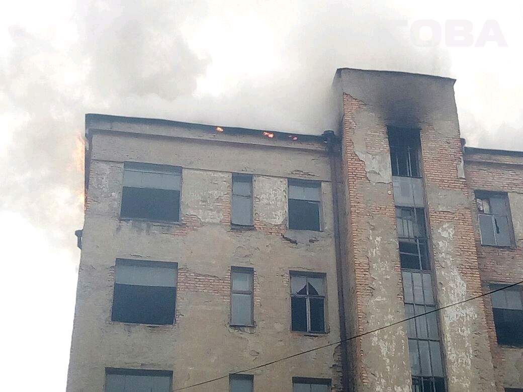В Екатеринбурге горит шестиэтажный «элитный» корпус Городка милиции. ФОТО - Фото 3