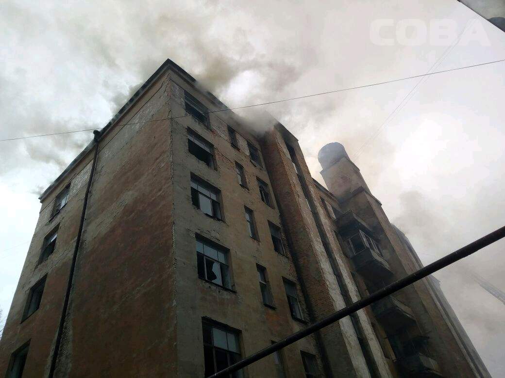 В Екатеринбурге горит шестиэтажный «элитный» корпус Городка милиции. ФОТО - Фото 5