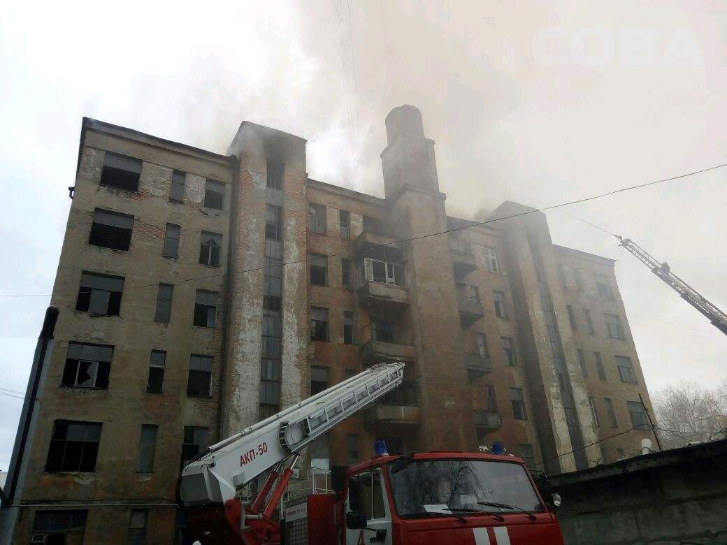 В Екатеринбурге горит шестиэтажный «элитный» корпус Городка милиции. ФОТО - Фото 6