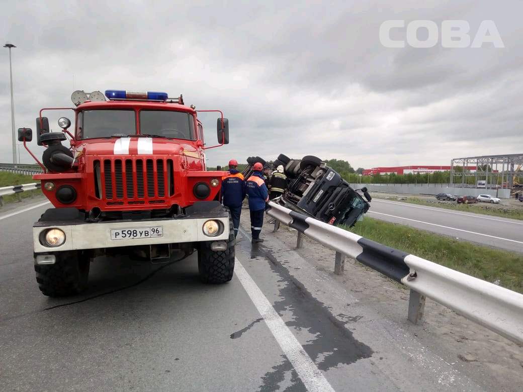 На Кольцовском тракте опрокинулся тягач Mercedes. Водитель попал в больницу - Фото 3