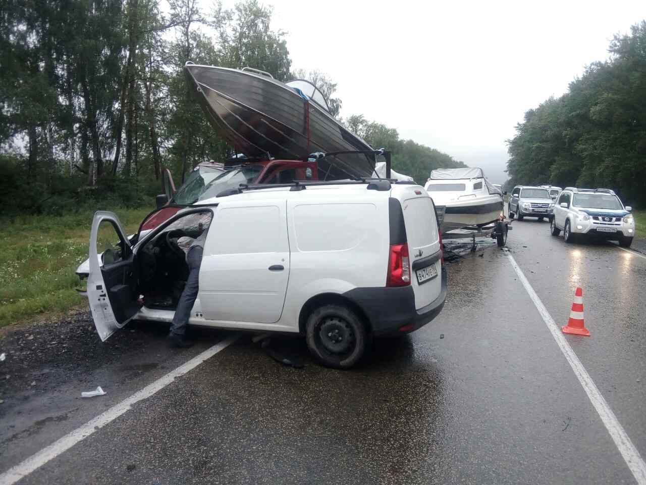В Свердловской области водитель LADA Largus влетел во встречную грузовую «Газель». Серьезно пострадали два человека. ФОТО - Фото 3
