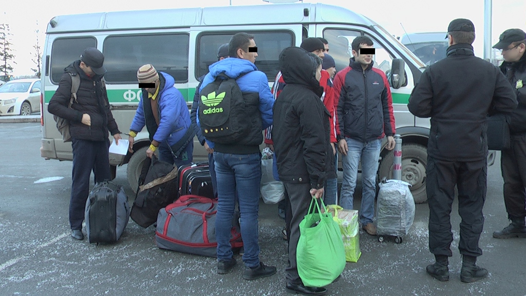 В Екатеринбург более тридцати гастарбайтеров-нелегалов депортировали на Родину. ФОТО - Фото 2