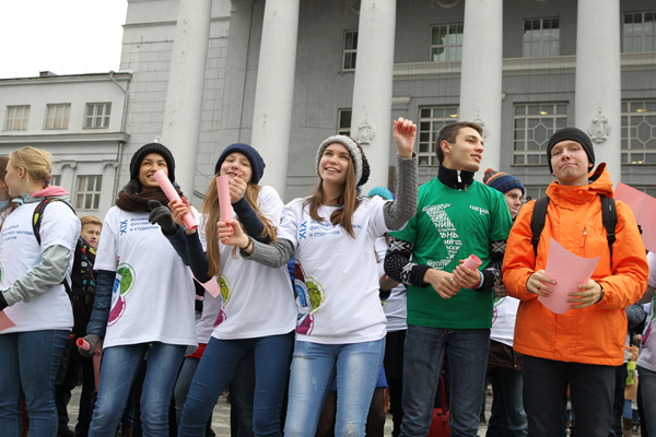 «Ромашка» из 2000 уральских студентов появилась на площади перед УрФУ - Фото 3
