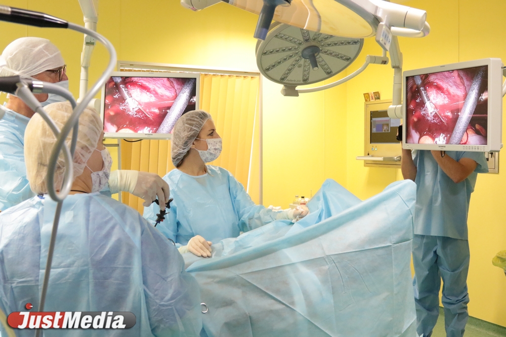 Один из лучших гинекологов Гамбурга провел в Екатеринбурге сложную операцию в прямом эфире - Фото 5
