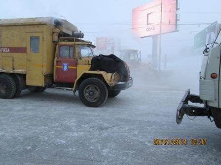 Каша из снега и «туман». Из-за утренней коммунальной аварии закрыто движение транспорта по Малышева - Фото 6