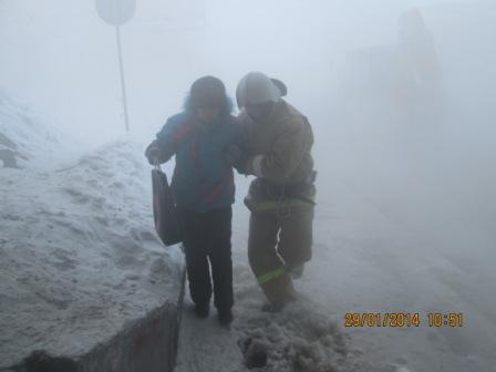 Каша из снега и «туман». Из-за утренней коммунальной аварии закрыто движение транспорта по Малышева - Фото 8