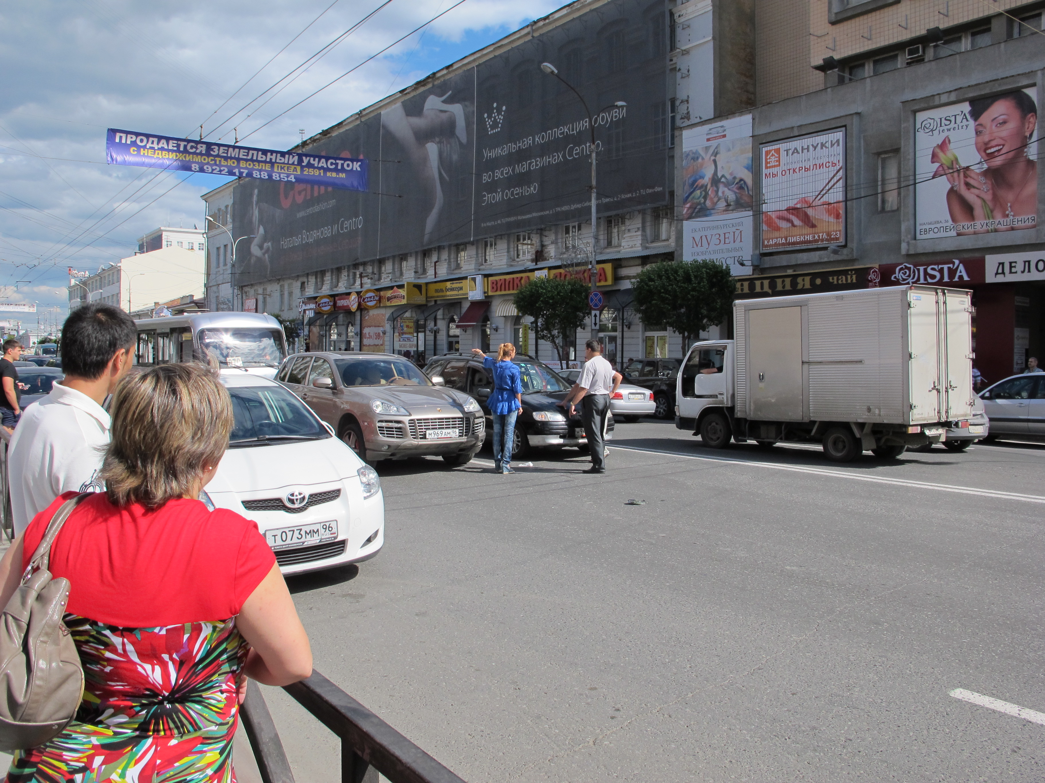 В центре Екатеринбурга водитель иномарки сбил молодую девушку - Фото 2