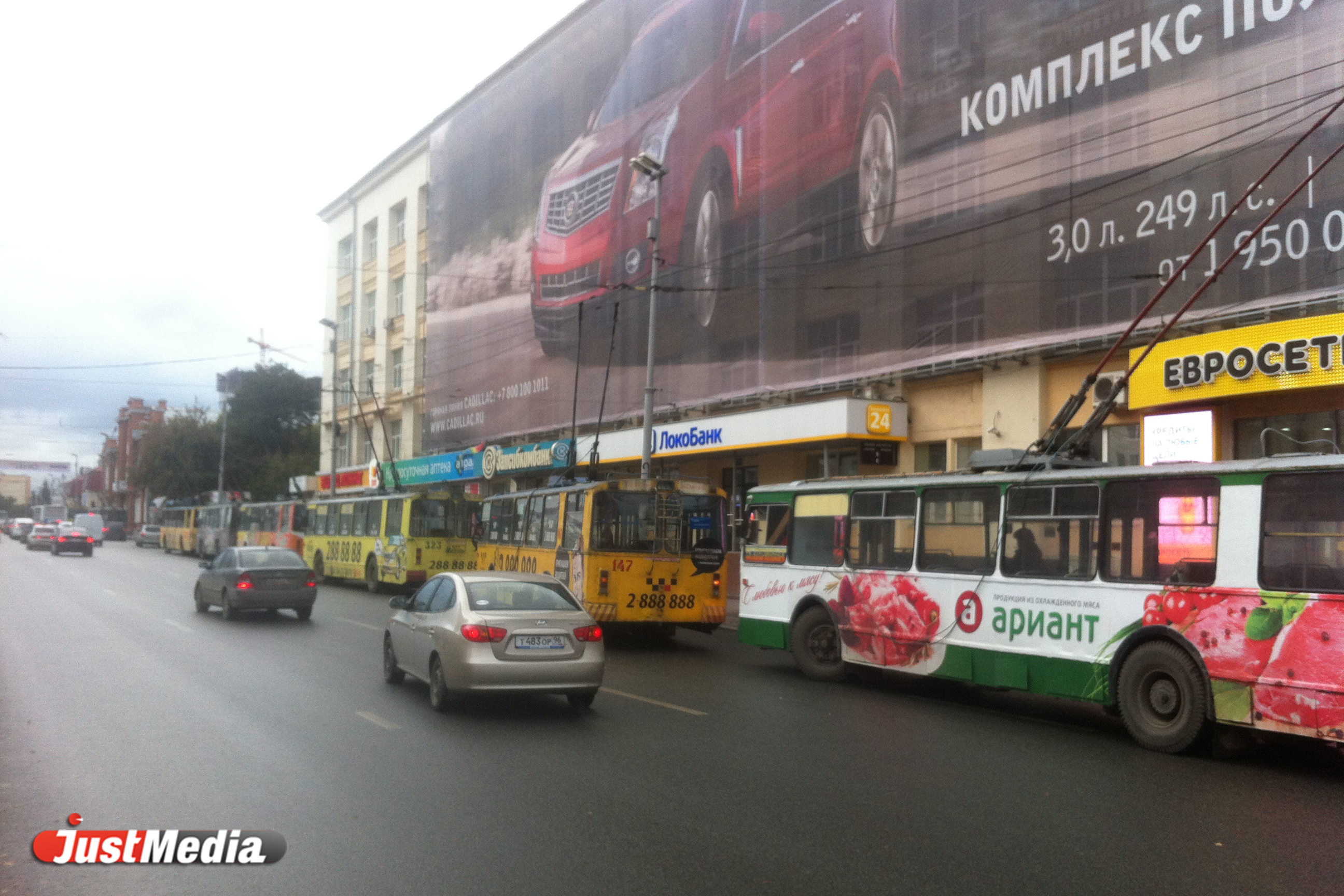 Возле Центральной гостиницы рейсовый автобус прижал троллейбус. Со стороны Ленина огромная пробка. ФОТО - Фото 2