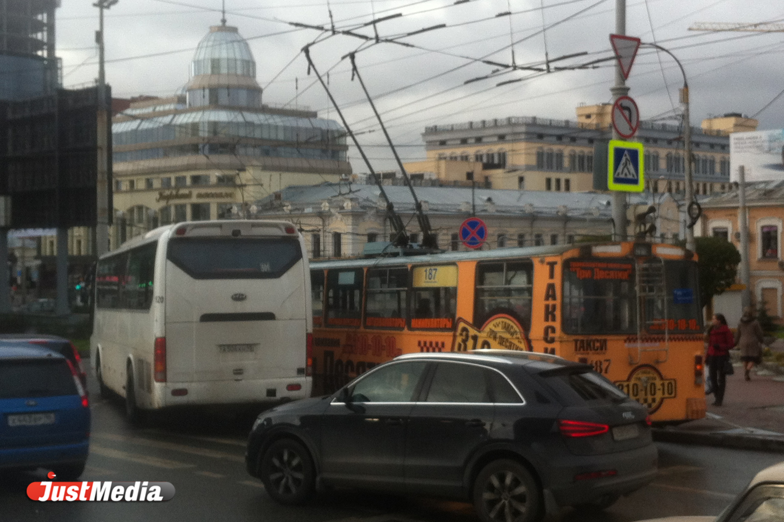 Возле Центральной гостиницы рейсовый автобус прижал троллейбус. Со стороны Ленина огромная пробка. ФОТО - Фото 3