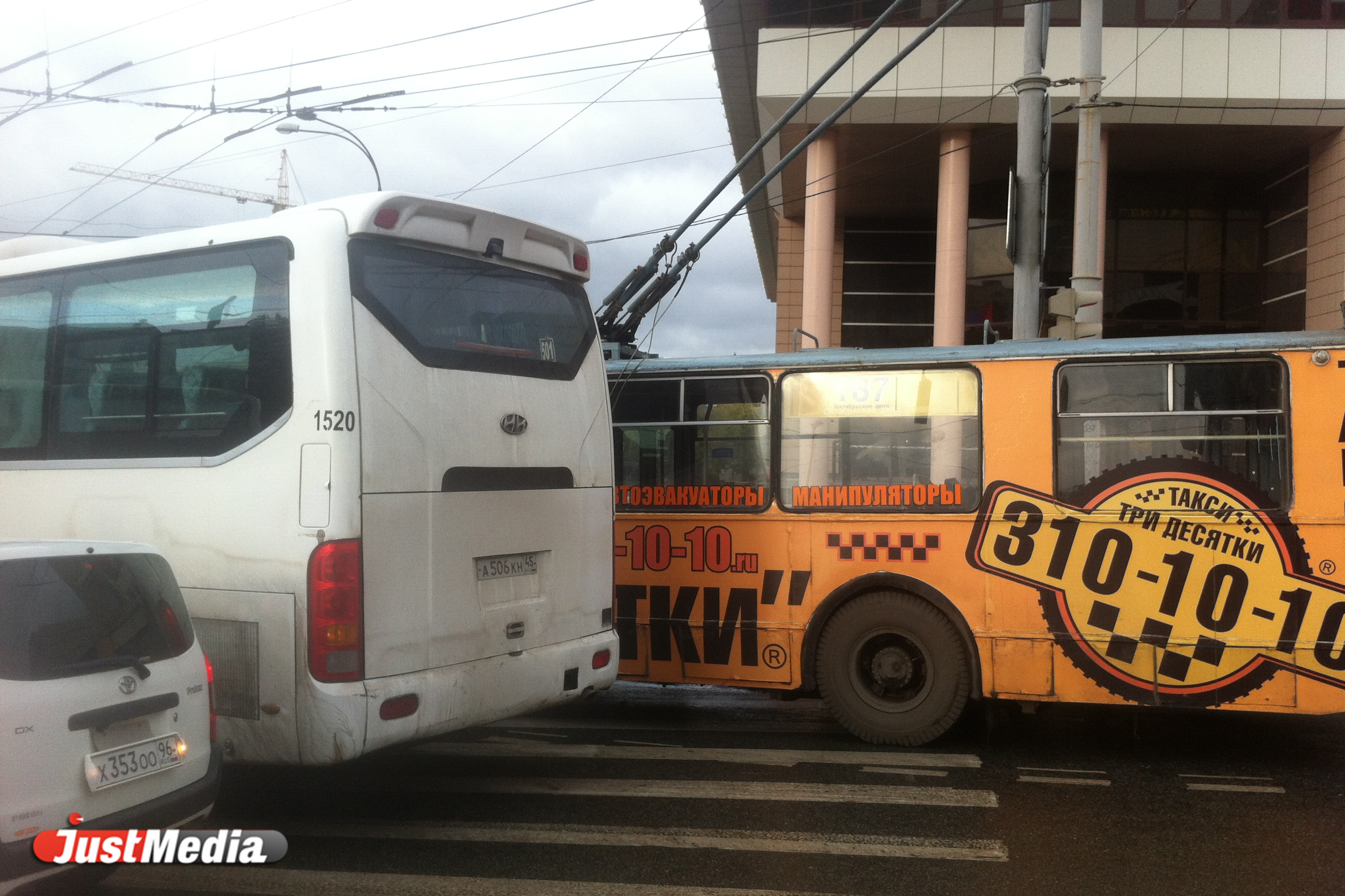Возле Центральной гостиницы рейсовый автобус прижал троллейбус. Со стороны Ленина огромная пробка. ФОТО - Фото 4