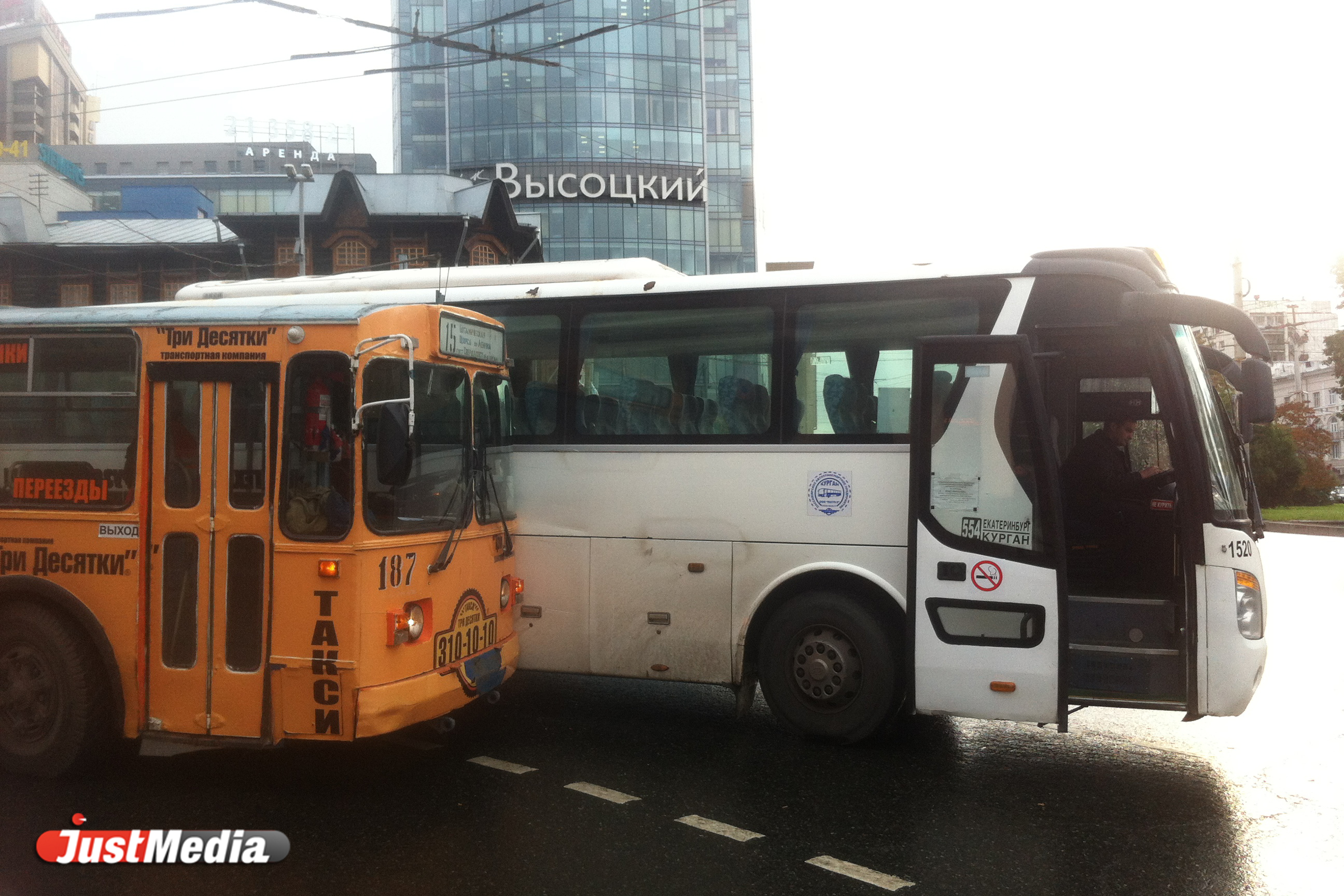 Возле Центральной гостиницы рейсовый автобус прижал троллейбус. Со стороны Ленина огромная пробка. ФОТО - Фото 5