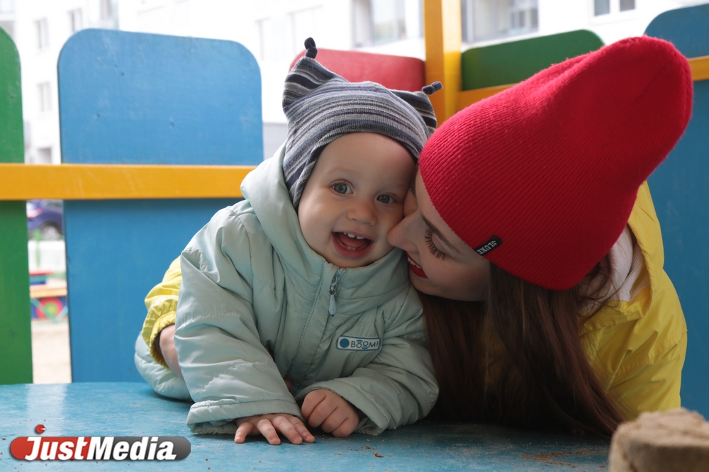 Неужели семье хореографов Романенко можно снимать шапки и куртки!? В Екатеринбурге почти жара. ФОТО - Фото 6