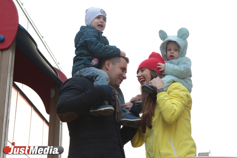 Неужели семье хореографов Романенко можно снимать шапки и куртки!? В Екатеринбурге почти жара. ФОТО - Фото 8