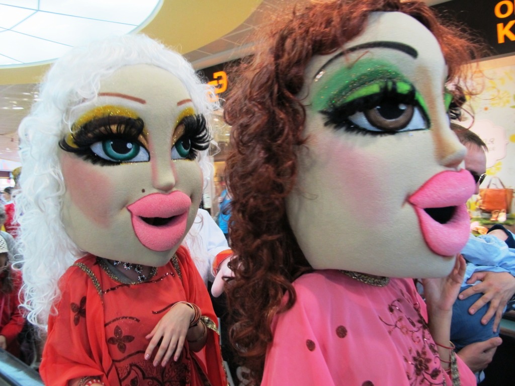 В Екатеринбурге ростовые куклы прошлись по центру города - Фото 2