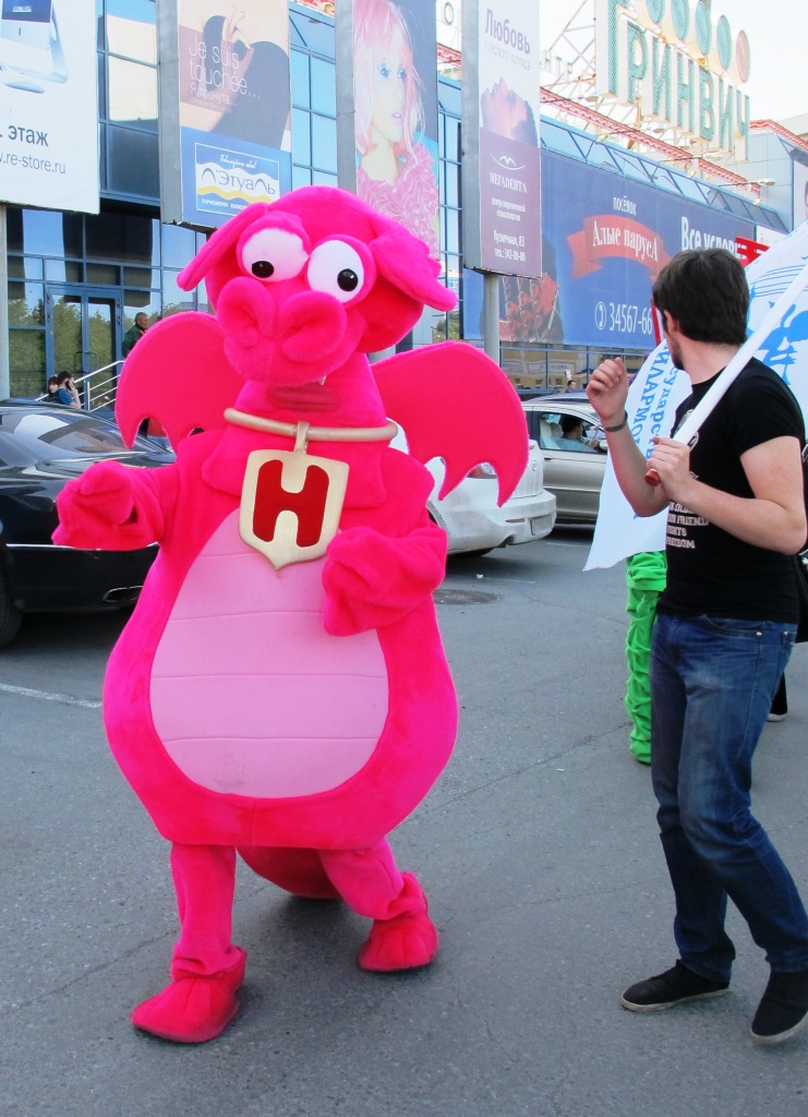 В Екатеринбурге ростовые куклы прошлись по центру города - Фото 3