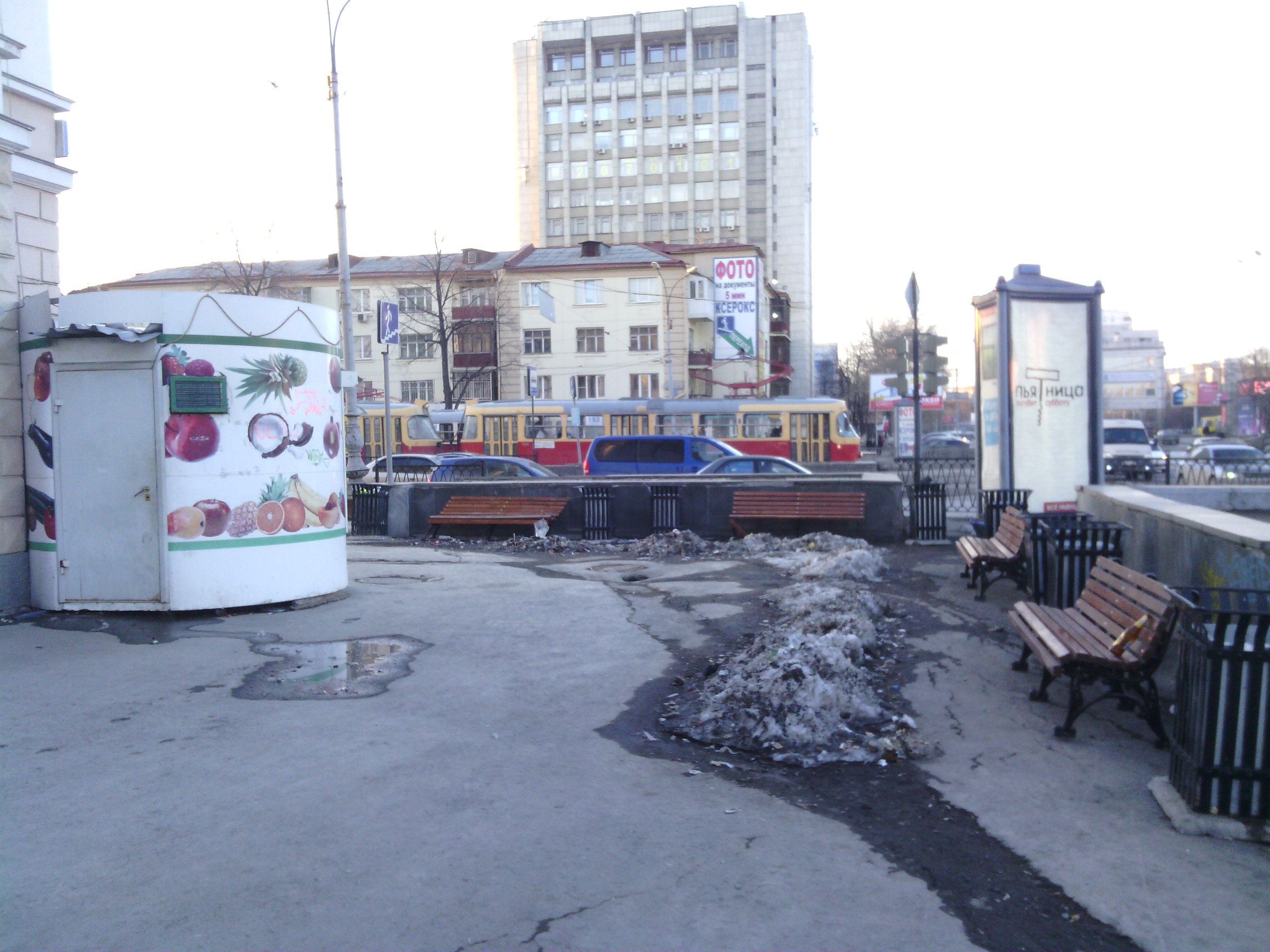 Отдых с видом на ларьки и ограждения. Неизвестные наводнили Екатеринбург скамейками и урнами - Фото 2
