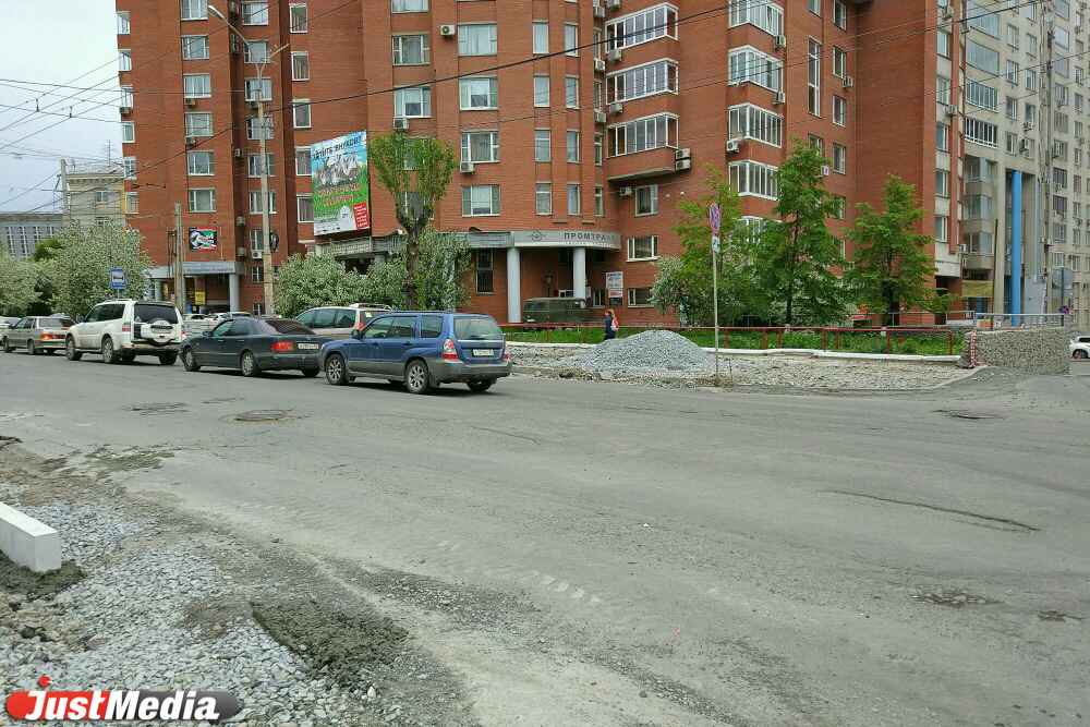 «Вместо тротуаров щебень и глина». Екатеринбуржцы жалуются на пешеходное бездорожье возле Центрального стадиона - Фото 8