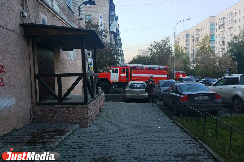 В центре Екатеринбурга горит подвал пятиэтажки. ФОТО - Фото 3