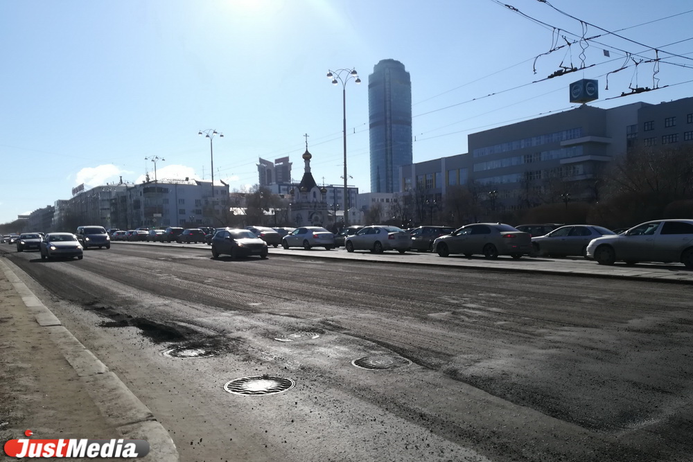 Центр Екатеринбурга встал в пробках из-за водителей, которые не читают новости. ФОТО - Фото 6