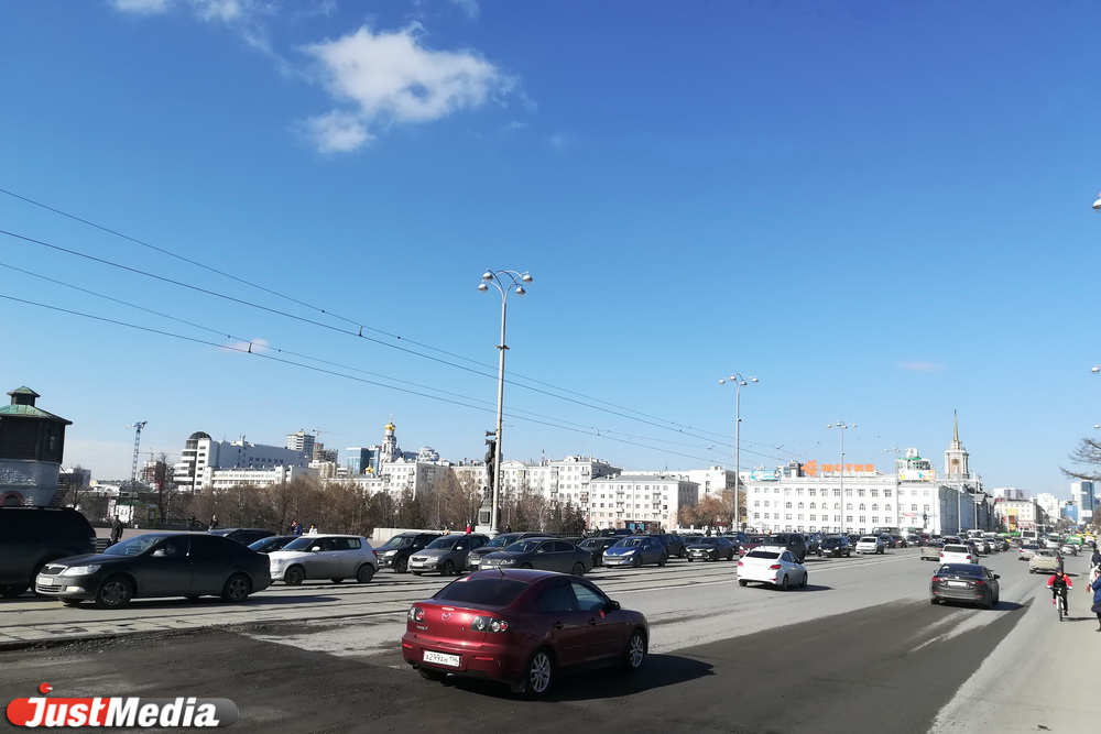 Центр Екатеринбурга встал в пробках из-за водителей, которые не читают новости. ФОТО - Фото 7