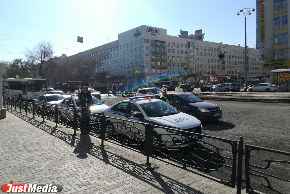 Центр Екатеринбурга встал в пробках из-за водителей, которые не читают новости. ФОТО - Фото 9