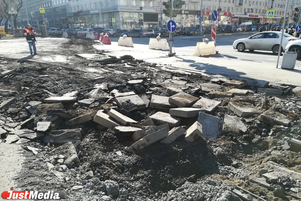 Центр Екатеринбурга встал в пробках из-за водителей, которые не читают новости. ФОТО - Фото 15