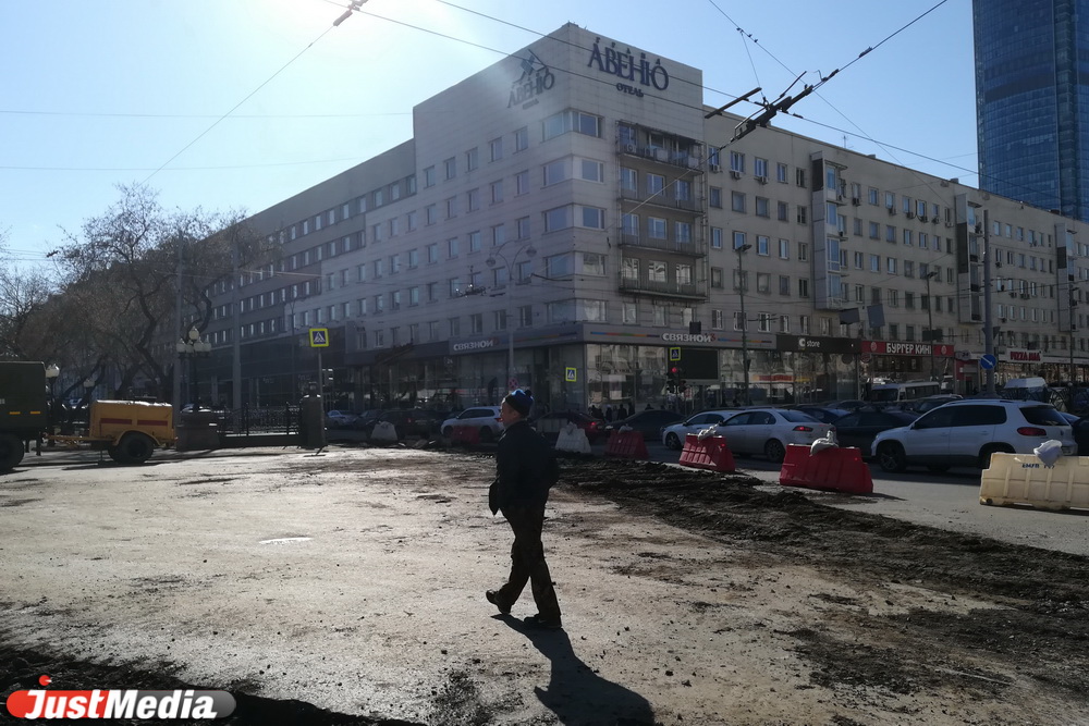 Центр Екатеринбурга встал в пробках из-за водителей, которые не читают новости. ФОТО - Фото 17