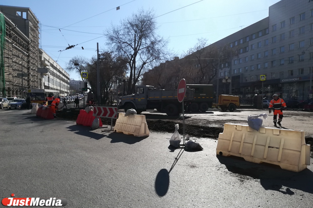 Центр Екатеринбурга встал в пробках из-за водителей, которые не читают новости. ФОТО - Фото 19