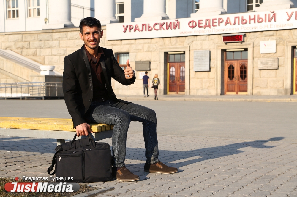 Нораддин Ар-Раухани, студент из Йемена: «Сегодня очень хорошая погода. Почти как дома». В Екатеринбурге солнечно и +14 - Фото 2