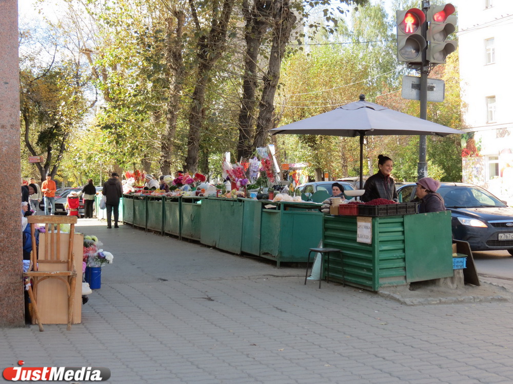 «Крыша была всегда!». JustMedia.ru выяснил, по каким правилам живет нелегальная уличная торговля в Екатеринбурге. СПЕЦПРОЕКТ - Фото 26