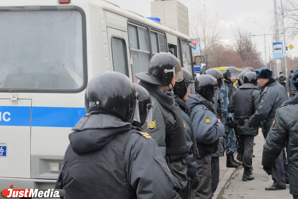 С несанкционированного «Русского марша» в полицию доставили около 90 человек - Фото 4