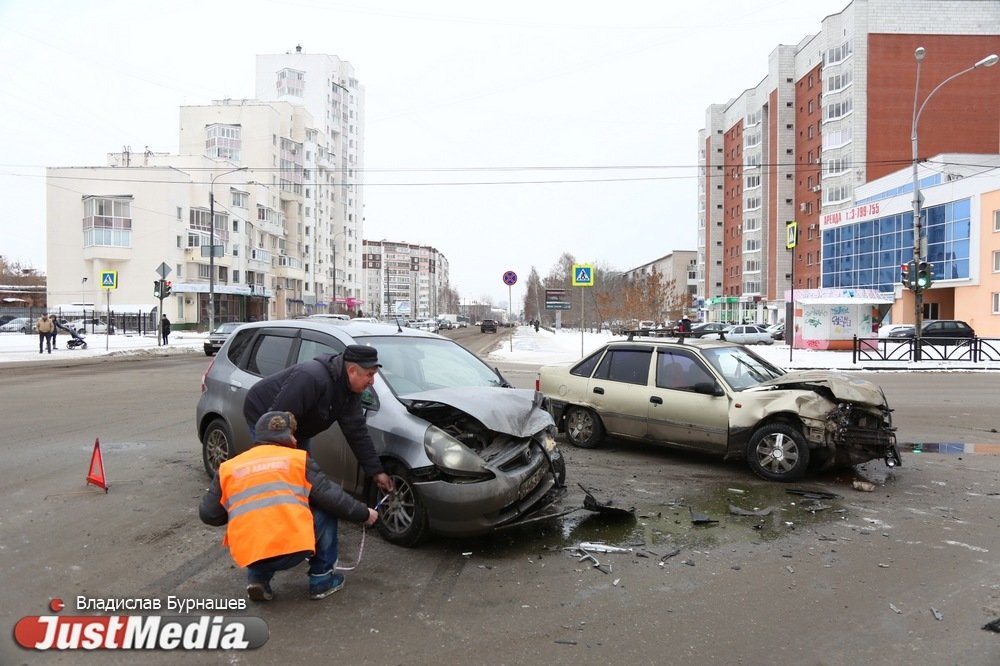 В Екатеринбурге на Сурикова – Фурманова произошло лобовое столкновение двух иномарок. ФОТО - Фото 5