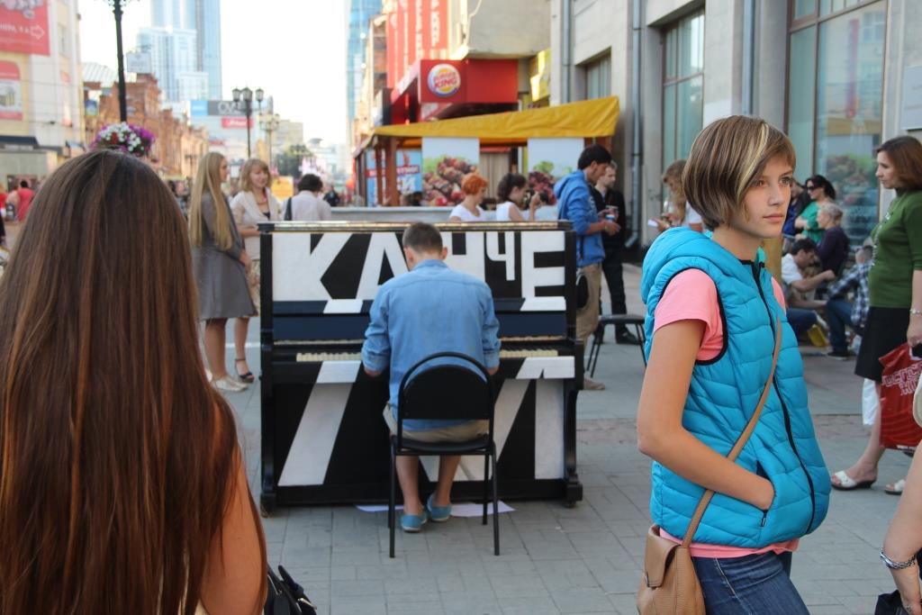 На улице Вайнера установили разукрашенные пианино. Теперь каждый желающий может на них поиграть - Фото 3