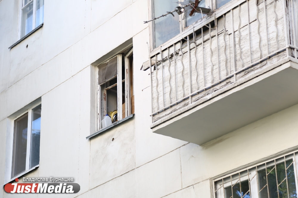 «Мусор высыпался неделю назад из разбитого окна». Возле дома на Мамина Сибиряка гниет свалка. ФОТО - Фото 6