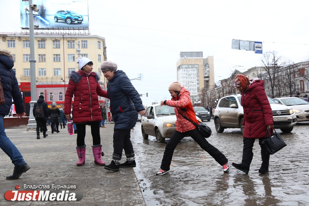 В преддверии Нового года Екатеринбург утонул в грязи. ФОТО - Фото 8