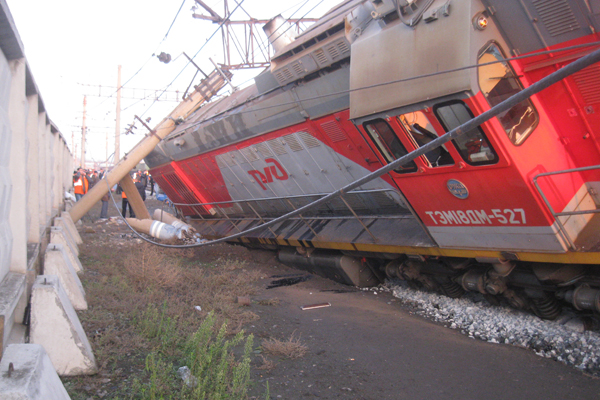 В результате столкновения поезда «Адлер—Нижний Тагил» с электровозом ушибы получили три пассажира и проводник - Фото 4