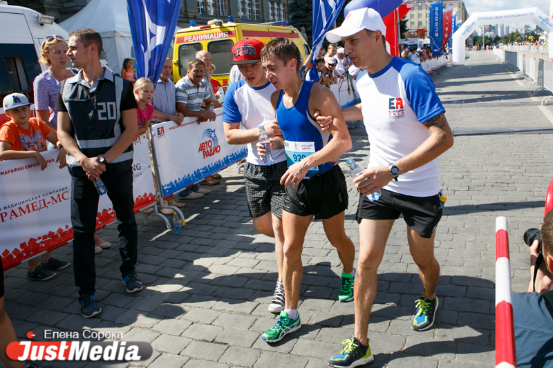 На марафоне «Европа-Азия» бегуны падали в обморок из-за жары и обезвоживания  - Фото 3