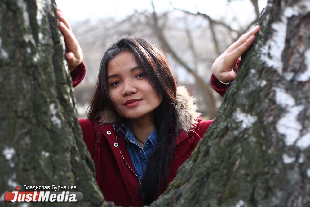 Алийя Бунга, студентка из Индонезии: «Когда приехала в Россию, то чуть не умерла из-за холода». В понедельник в Екатеринбурге +15 и сильный ветер - Фото 3