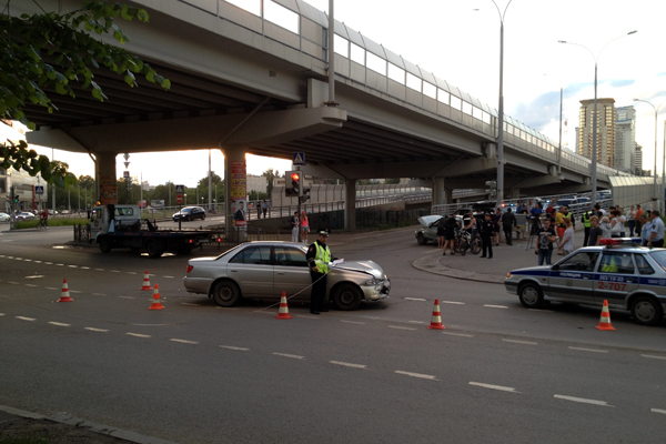 В Екатеринбурге автомобиль сбил на тротуаре трех велосипедисток. Две девушки и ребенок получили серьезные травмы - Фото 2