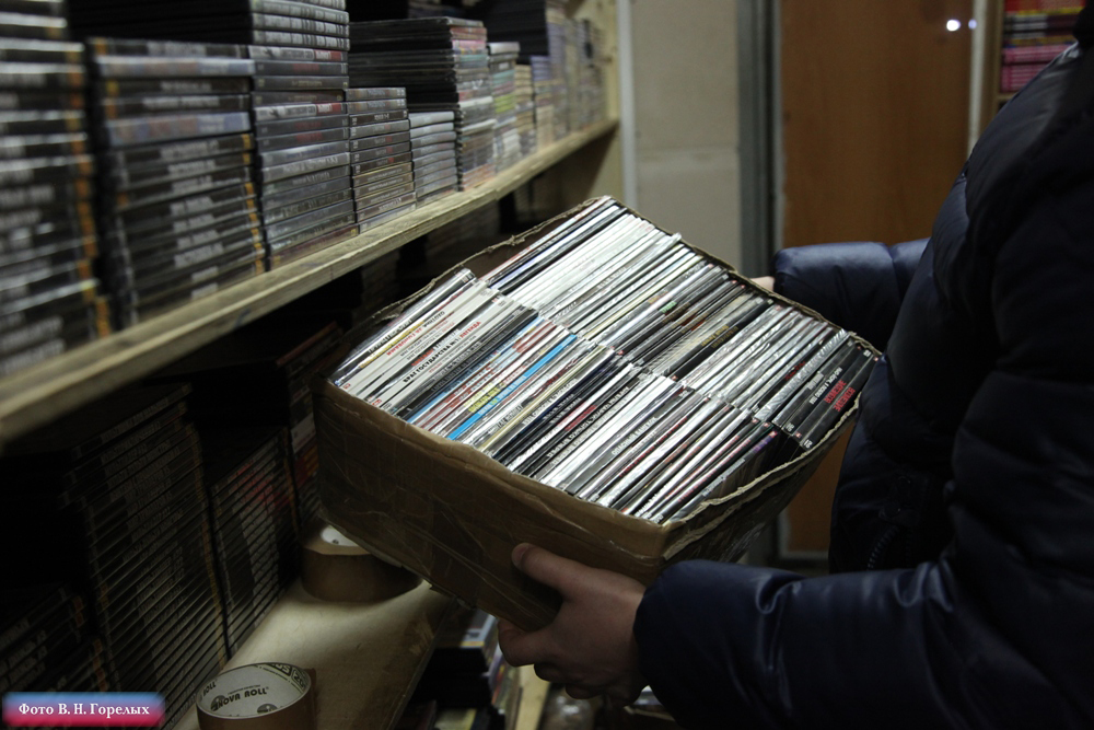 На рынке КОР полицейские изъяли около 16 тысяч контрафактных DVD - Фото 13