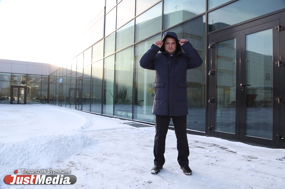 Виталий Хиль, логист: «Зима — это прекрасно. Можно закапывать детей в снег и гулять по лесу». В пятницу в Екатеринбурге -18, вечером снег. ФОТО, ВИДЕО - Фото 7
