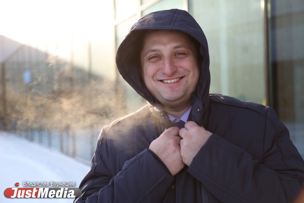 Виталий Хиль, логист: «Зима — это прекрасно. Можно закапывать детей в снег и гулять по лесу». В пятницу в Екатеринбурге -18, вечером снег. ФОТО, ВИДЕО - Фото 9