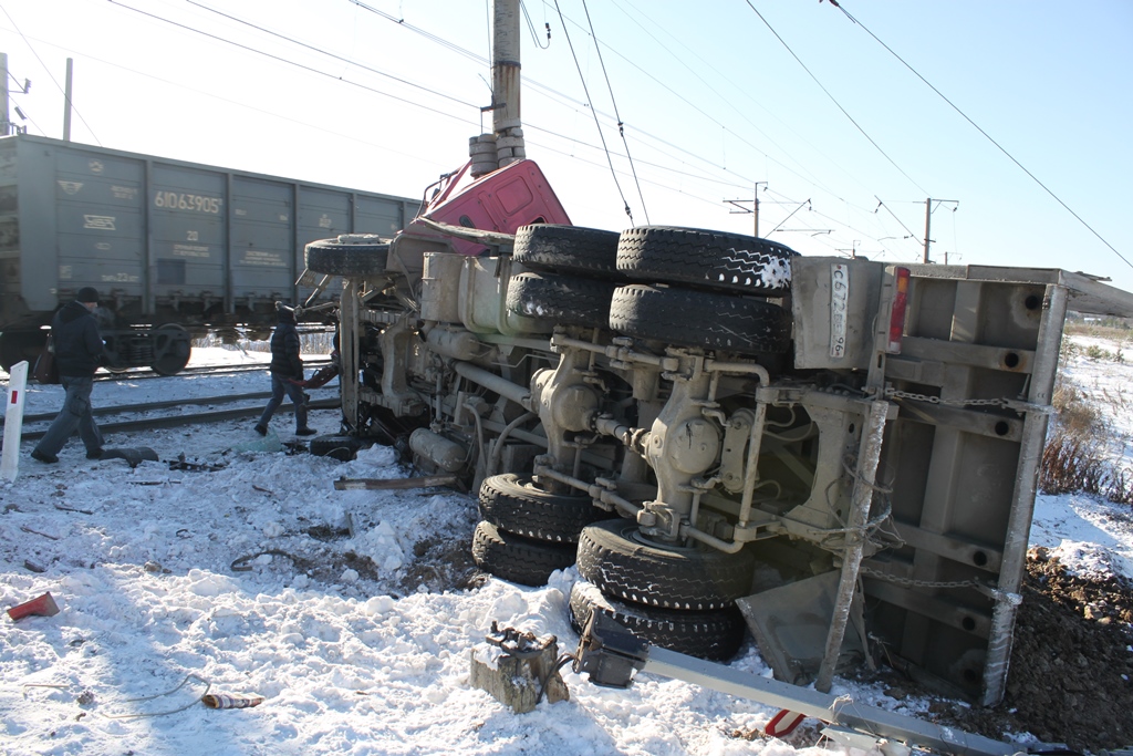 В Горном Щите поезд на полном ходу снес грузовик, водитель которого ехал на красный - Фото 2
